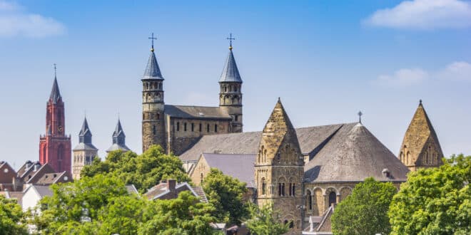 skyline maastricht shutterstock 2017133663, 12 mooiste bezienswaardigheden van keulen