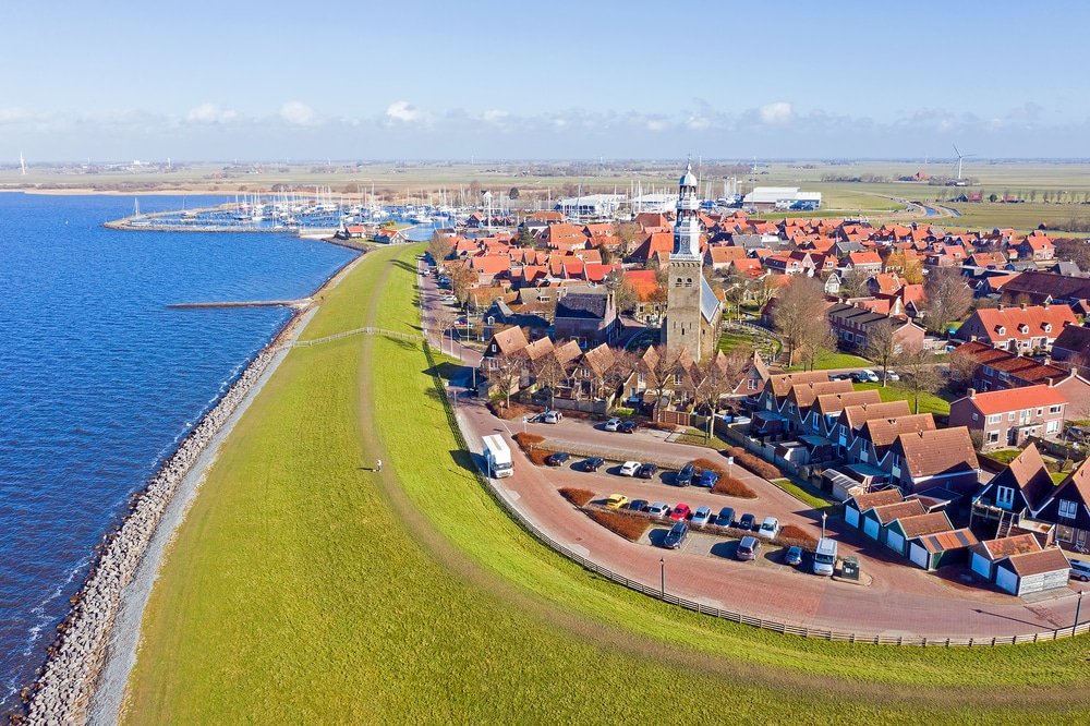 hindeloopen wandelen friesland shutterstock 1926123956, wandelen in Friesland