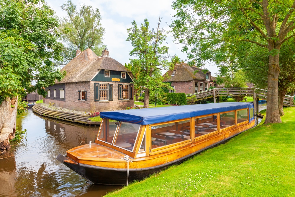 Giethoorn Overijssel shutterstock 1696198027, De 10 mooiste tiny houses in Twente