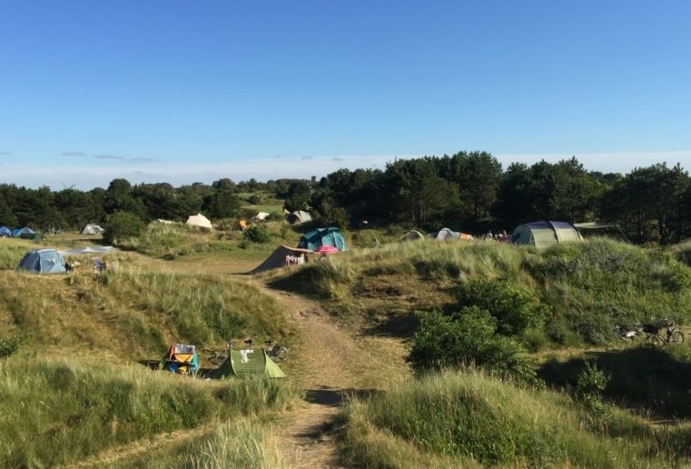 verschillenden tenten en tentjes op een zomerdag in de duinen op Strandcamping Duinoord op Ameland