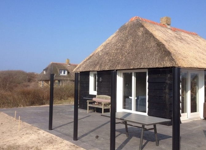 verlaten vakantiehuis in de duinen op Ameland met een rieten dak