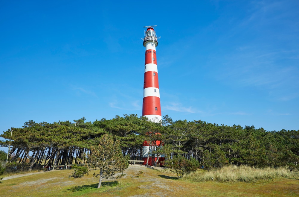 vuurtoren bij hollumerbos ameland shutterstock 1382458550, wandelen op Ameland