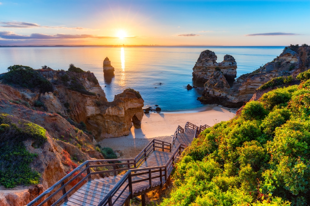 Praia do Camilo Algarve Portugal shutterstock 1403043104, zonvakantie juni