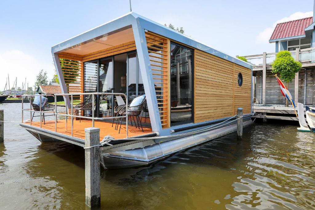 houseboat 1, 15 bijzondere overnachtingen in Friesland