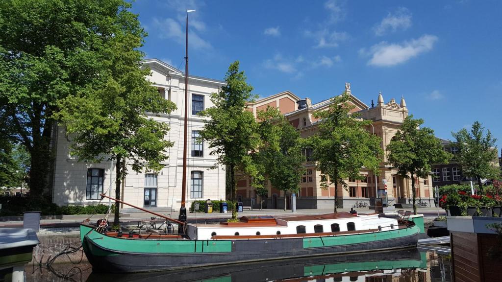 woonboot 1, 15 x bijzonder overnachten in Groningen