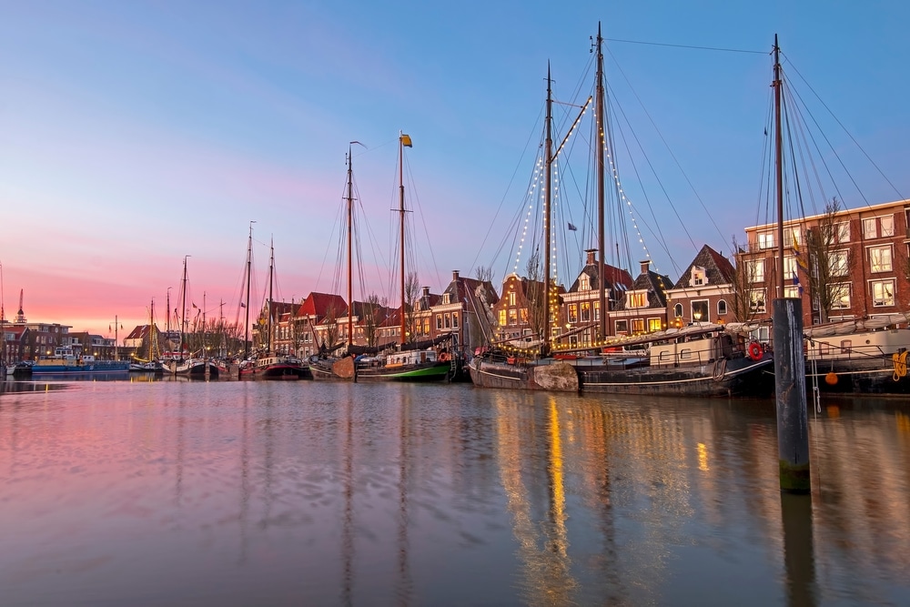 Haven van Harlingen Friesland shutterstock 2106374651, stedentrips met de auto