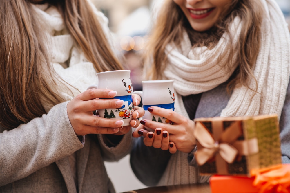 twee vrouwen met glühwein in kerstmok