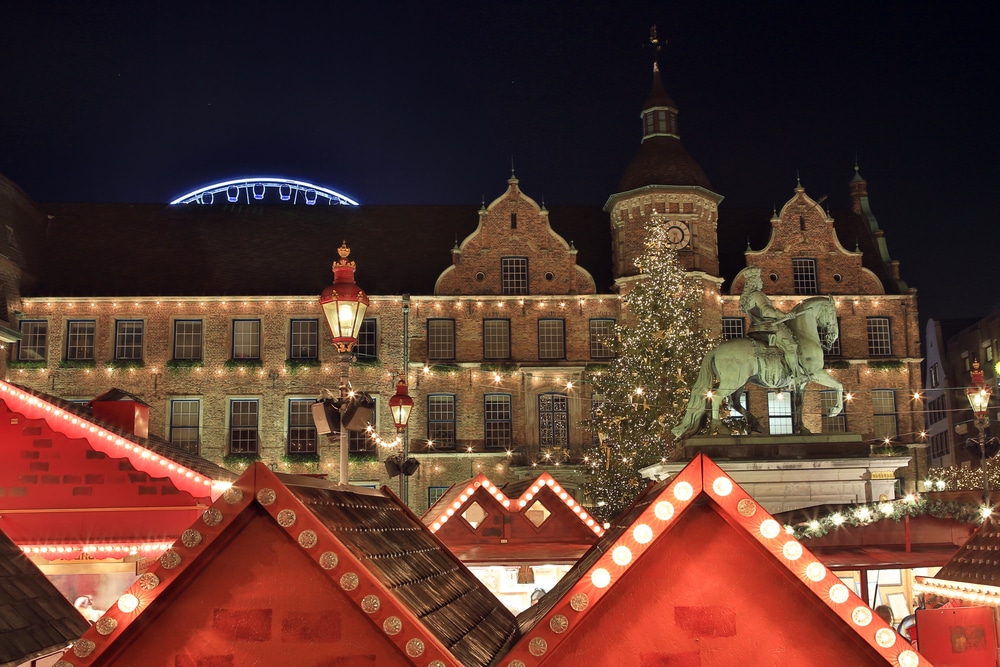 verlichte kraampjes en kerstboom op de kerstmarkt in Düsseldorf