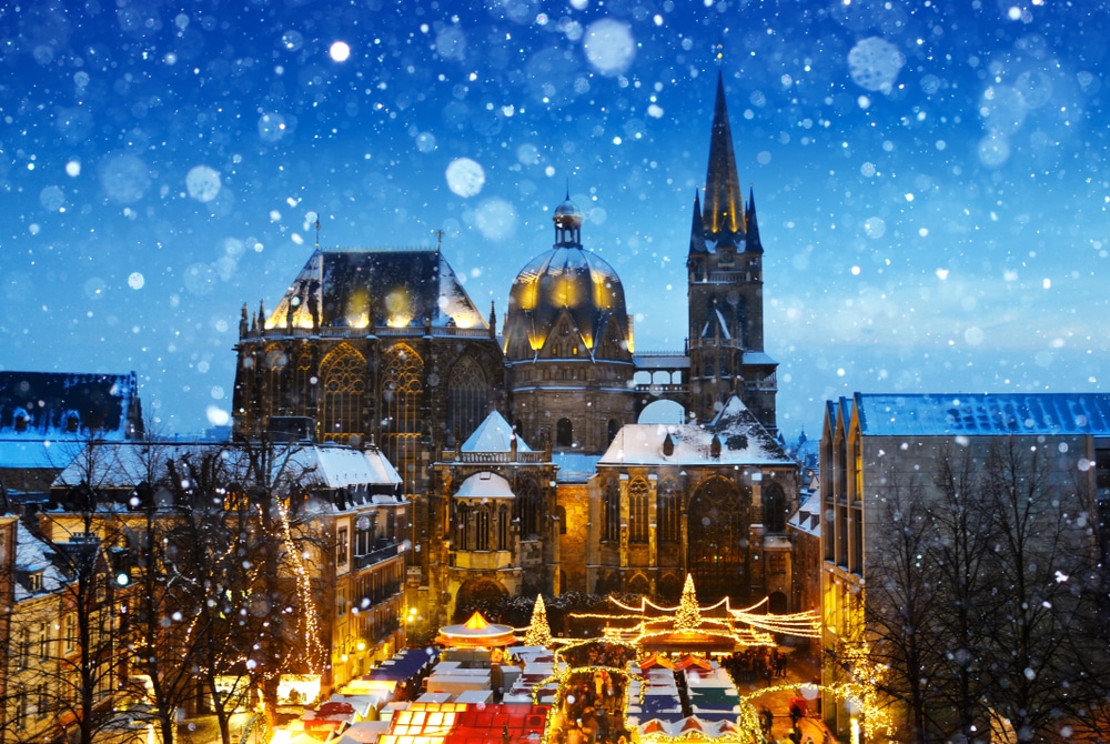 kathedraal met kerstmarkt en verlichting
