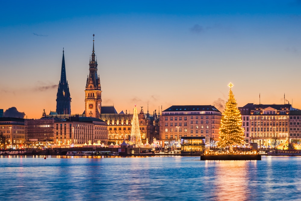 kerstmarkt in Hamburg gezien vanaf het water