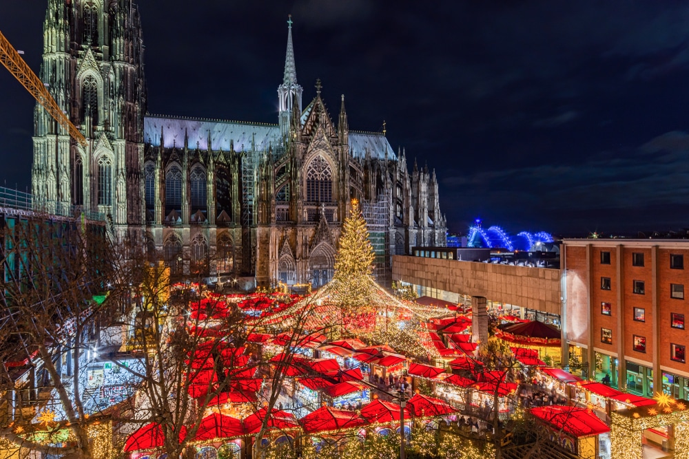 kerstmarkt met kraampjes en kerstboom en op de achtergrond de kathedraal van Keulen