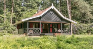 jachthuis met veranda en openstaande deuren in een bosrijke omgeving in Lonneker, Overijssel