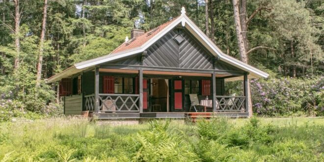 jachthuis met veranda en openstaande deuren in een bosrijke omgeving in Lonneker, Overijssel