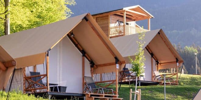 safaritenten en houten chalet op Glamping Village Kötschach in Kötschach, Karinthië, Oostenrijk