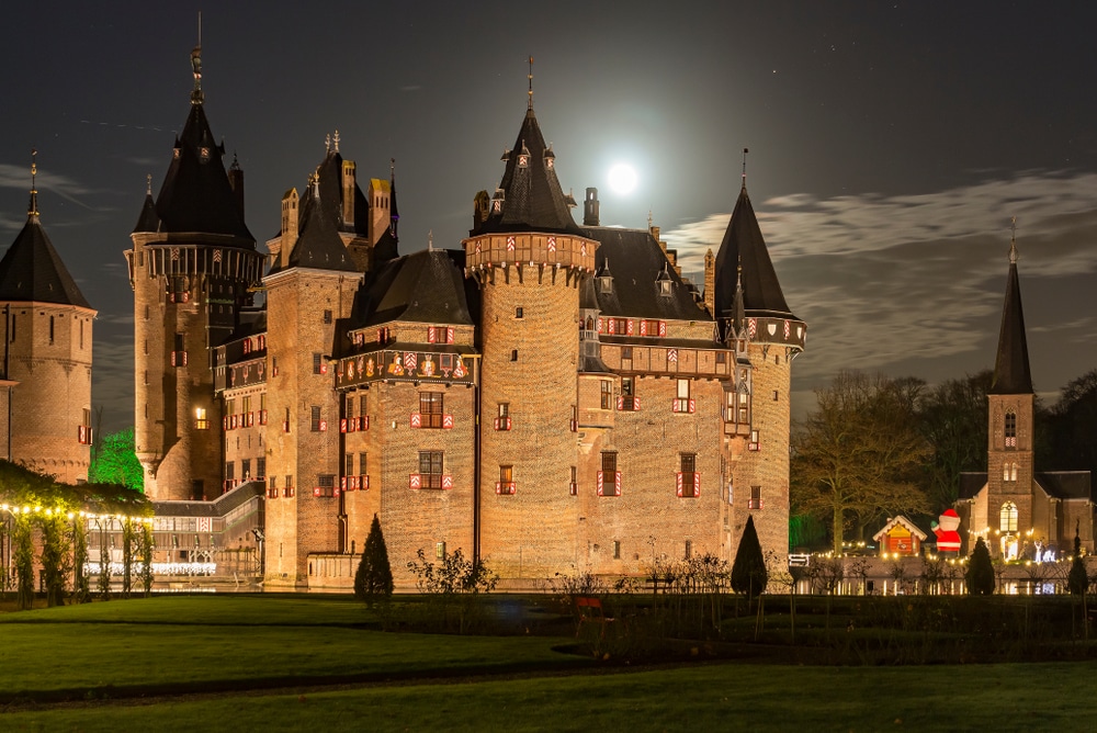 Kasteel de Haar in Utrecht op een avond met volle maan