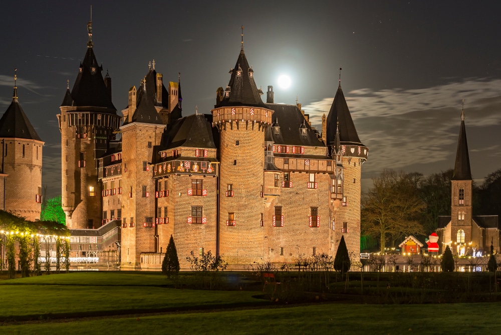 Kasteel de Haar in Utrecht op een avond met volle maan