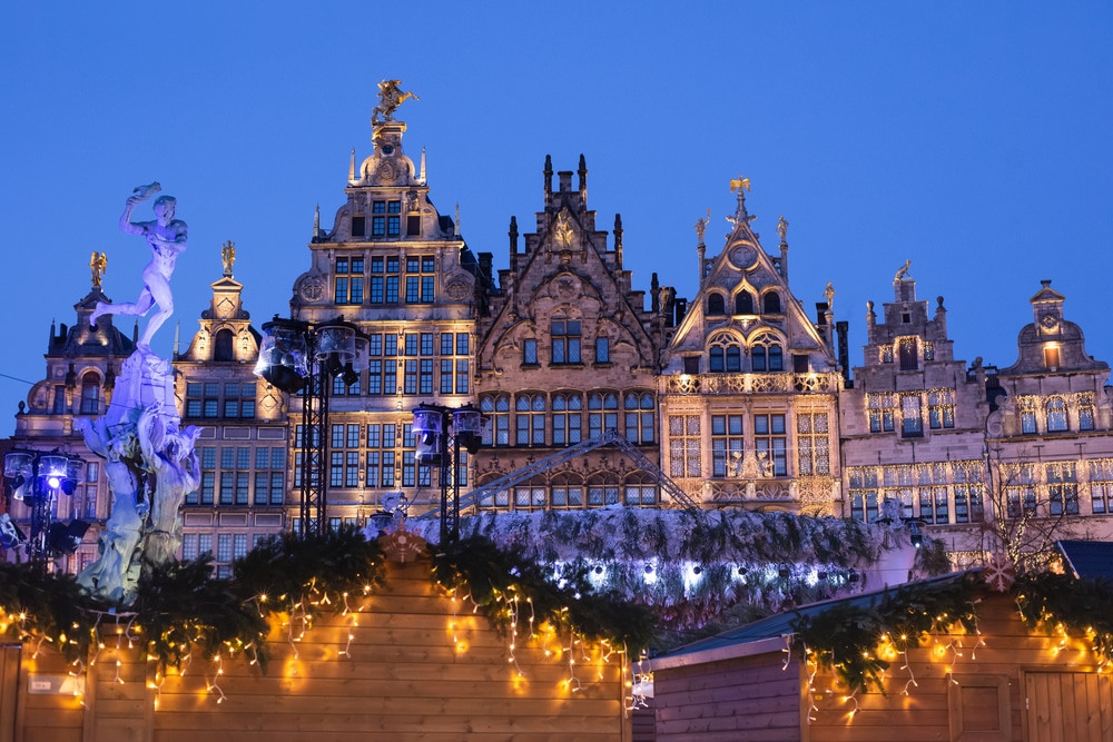 De Grote Markt van Antwerpen. Een plein met standbeeld versierd met kerstlichtjes.