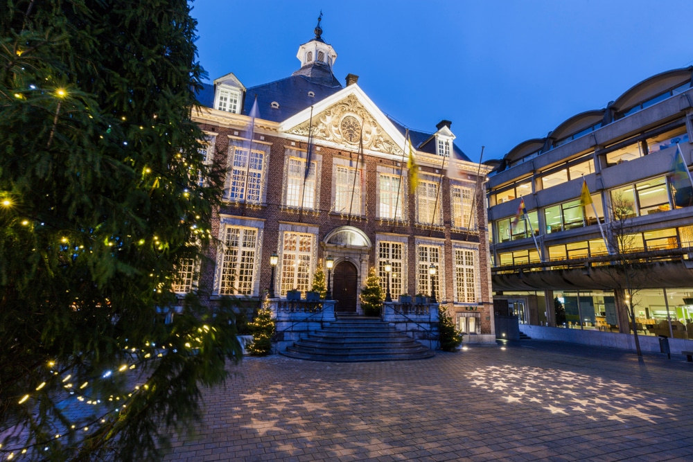 Plein in Hasselt met stadhuis en versierde kerstboom linksonder 