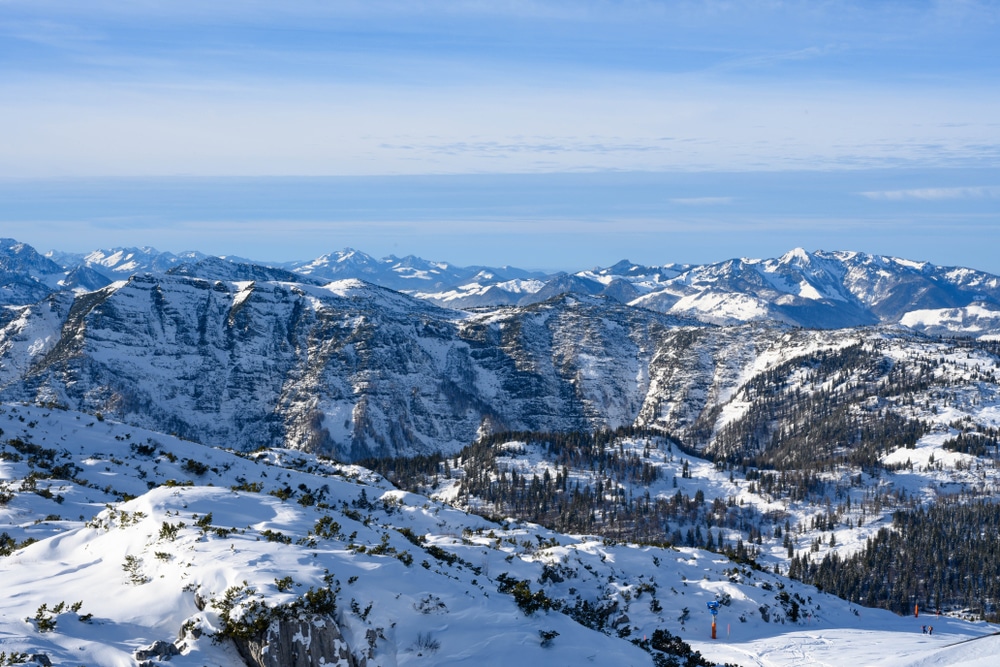 besneeuwde bergen en een stuk piste rechts op de voorgrond in het skigebied Winklmoosalm-Steinplatte in de Duitse deelstaat Beieren