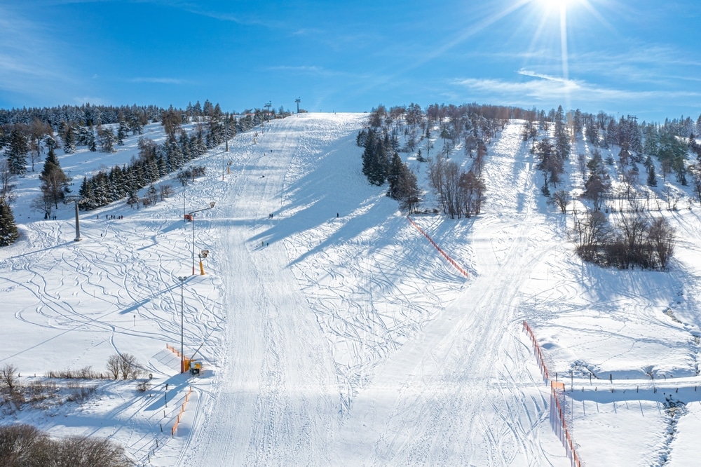 Willingen Wintersport Arena Sauerland skigebieden Duitsland shutterstock 2109902939, skigebieden Duitsland