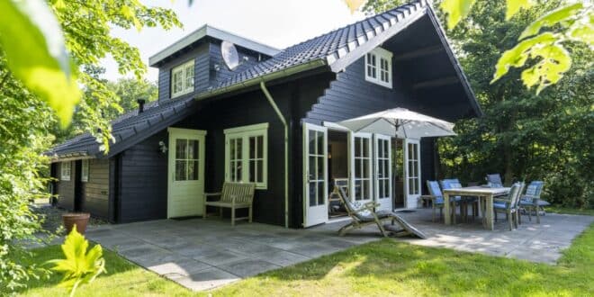 vakantiehuis met tuin en terras gelegen in een bos op Texel