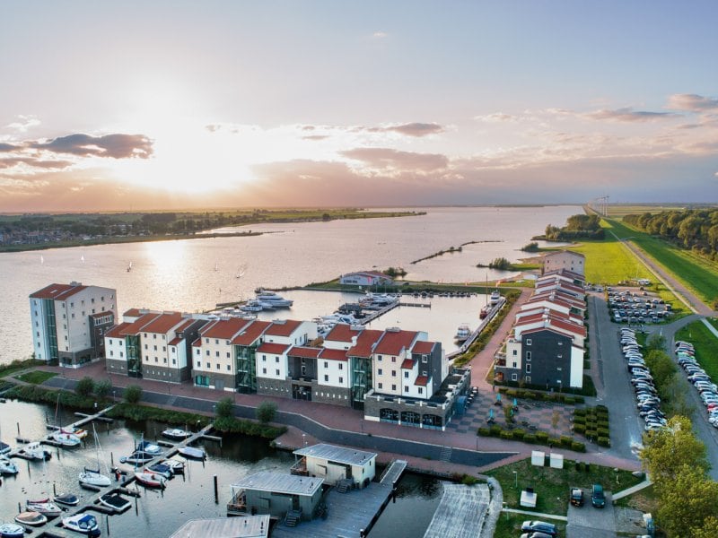 haven met bootjes en geparkeerde auto's op vakantieparkk Center Parcs De Eemhof aan het Eemmeer