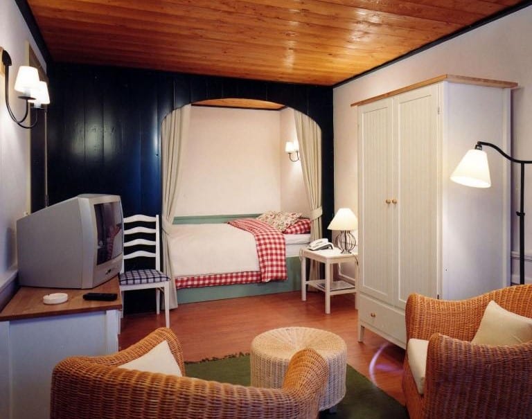 hotelkamer met een ouderwetse televisie en een bedstee in Hotel Vesting Bourtange