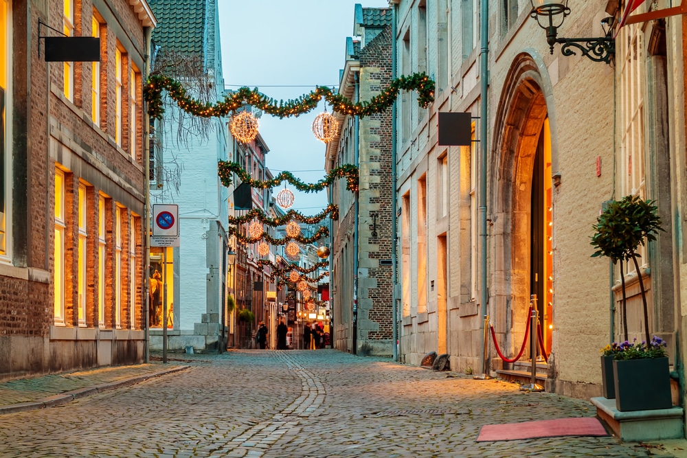 met kerstlichtjes versierd steegje op een grauwe dag in Maastricht
