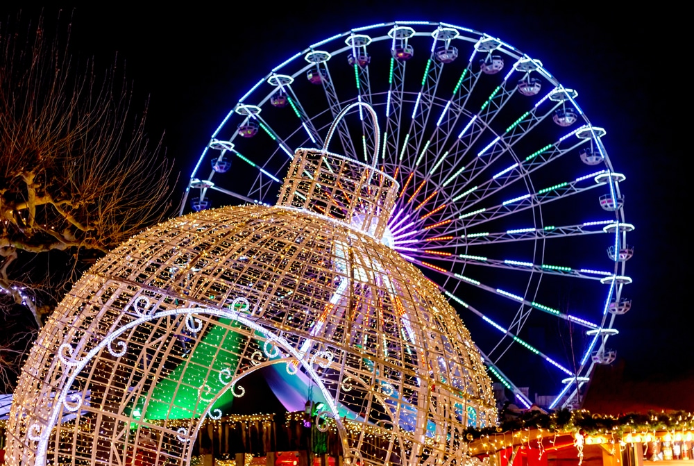 verlicht reuzenrad en een grote kerstbal op de kerstmarkt in Maastricht