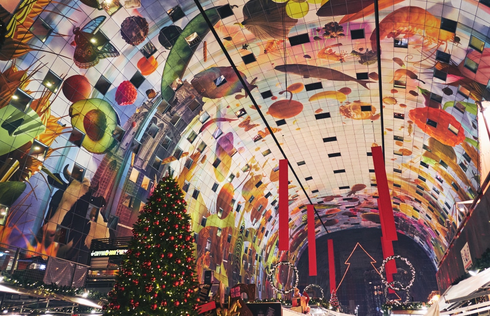 kerstboom en kerstversiering in de markthal in Rotterdam tijdens de avond