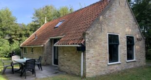 vakantiehuis met tuin en terras met tuinstoelen en tafel in Formerum, Terschelling