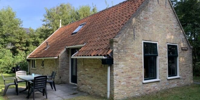 vakantiehuis met tuin en terras met tuinstoelen en tafel in Formerum, Terschelling