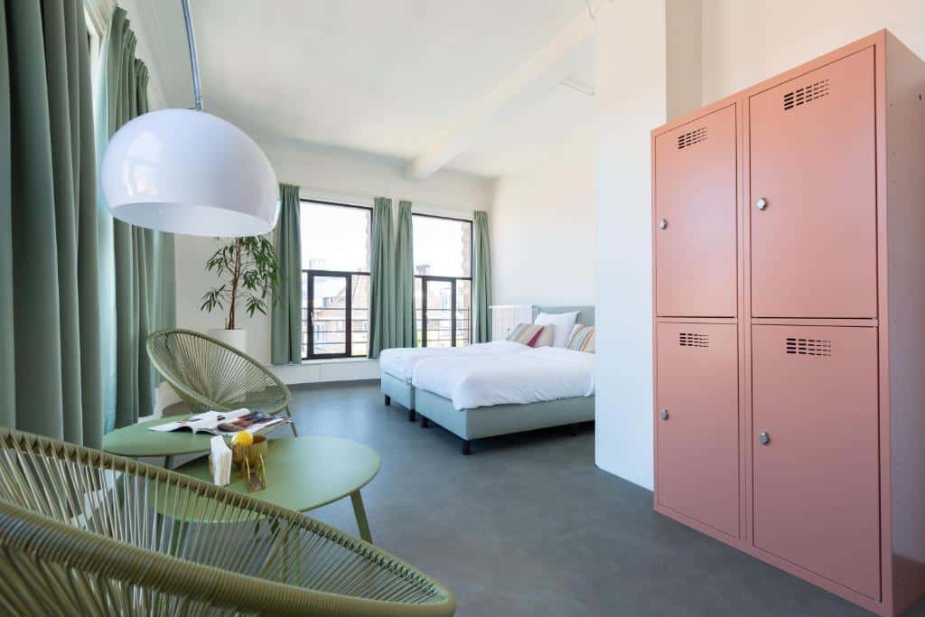 hotelkamer in het pink flamingo boutiqu hostel in den Haag met een roze en groen inrichting