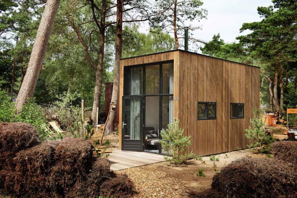 Houten tiny house met grote glazen voorkant op EuroParcs Maasduinen in Limburg