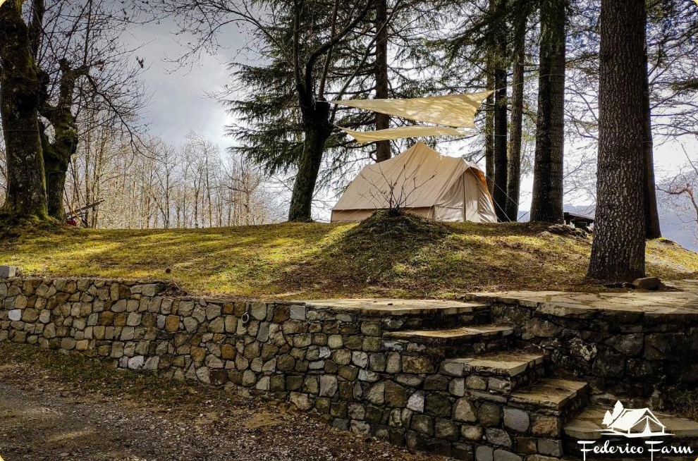 canvas tent tussen de bomen op Camping Federico Farm in Toscane