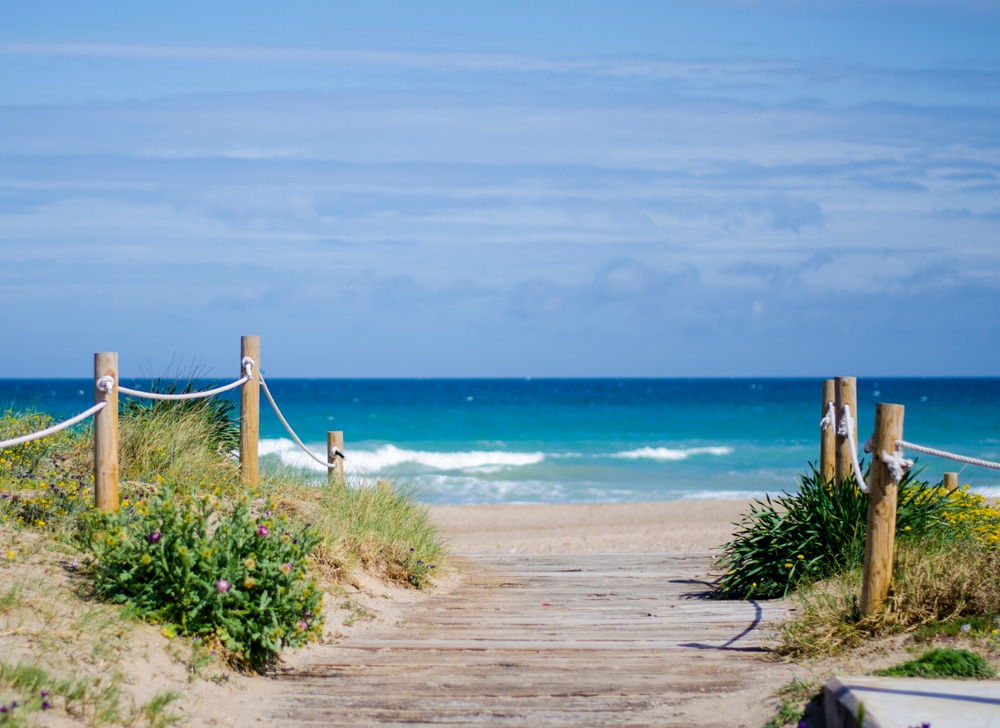 houten pad dat uitkomt op het strand van El Saler, net even onder de stad Valencia