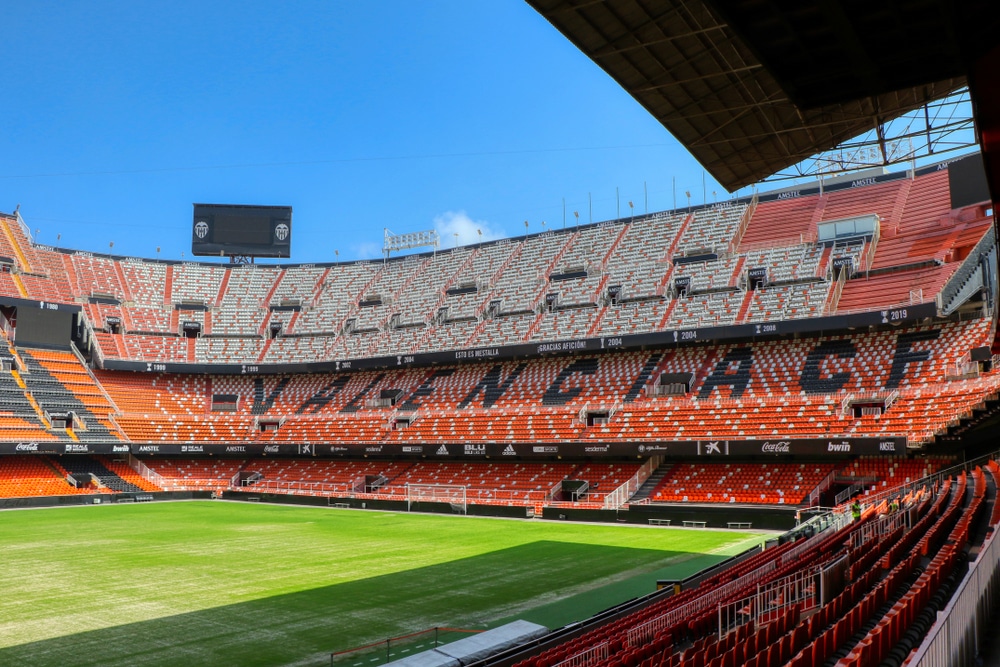 het lege voetbalstadion Mestalla met in de tribune de letters "Valencia AFC"