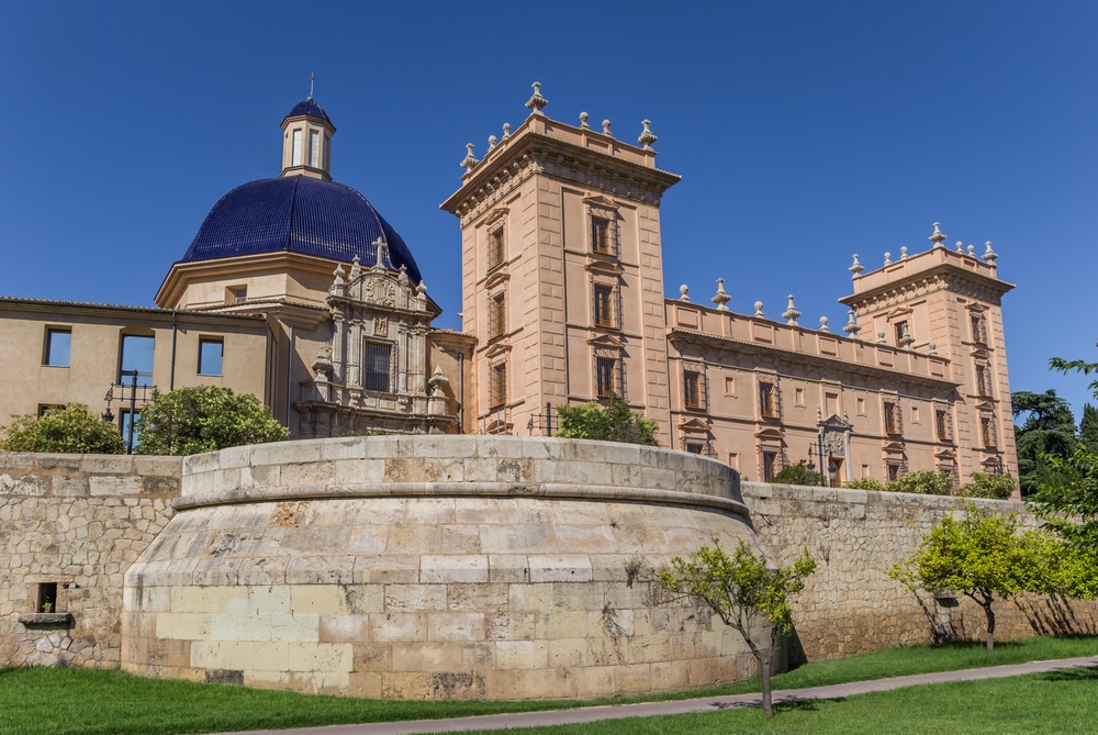 foto van de buitenkant van het Museo de Bellas Artes de Valencia, genomen vanuit het Turia park