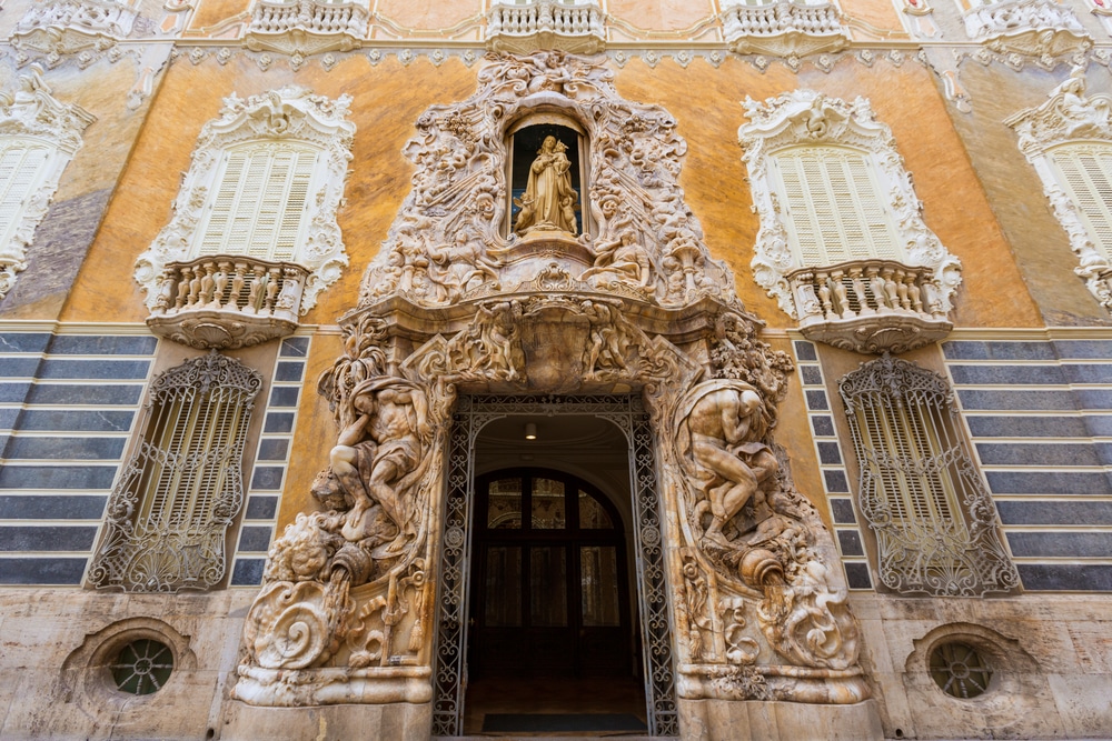 foto van de ingang en sierlijke voorgevel van het Palacio Marqués de Dos Aguas in Valencia