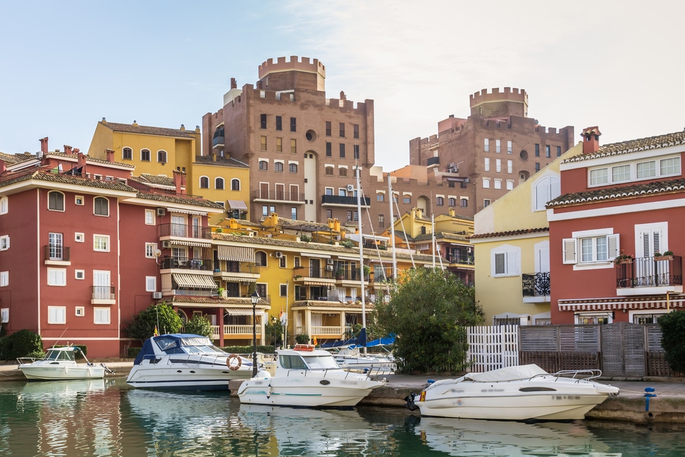 witte bootjes en gekleurde huizen in de haven van Port Saplaya, nabij Valencia