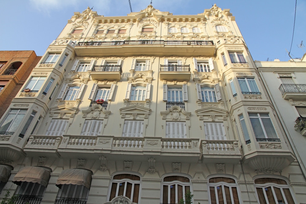 voorgevel van een sierlijk, vanille kleurig gebouw in de wijk Ruzafa in Valencia
