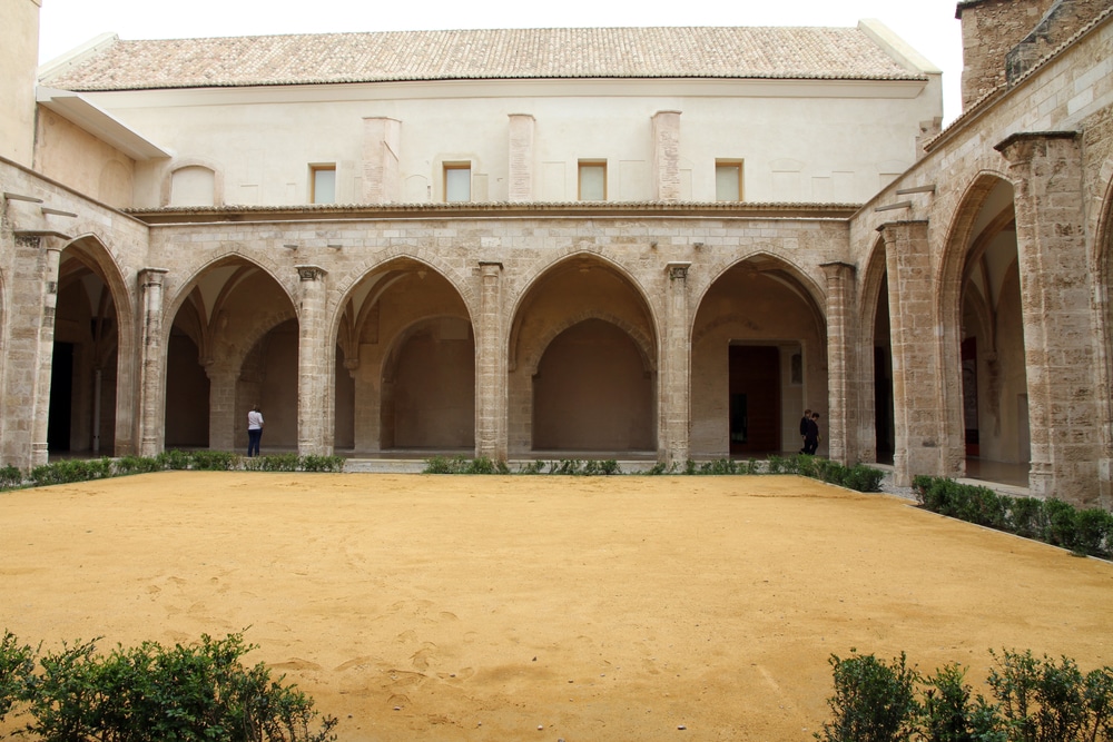 foto van het binnenhof van het klooster waarin het Centro del Carmen zich bevindt in Valencia
