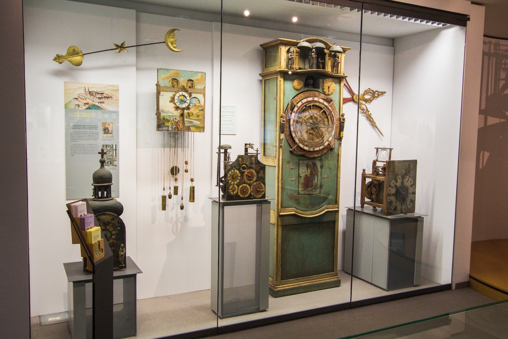 klokken die zijn tentoongesteld achter glas in het Klokkenmuseum van Furtwangen