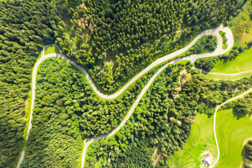 luchtfoto van de kronkelende weg  Schwarzwaldhochstraße B500 tussen de groene bomen door