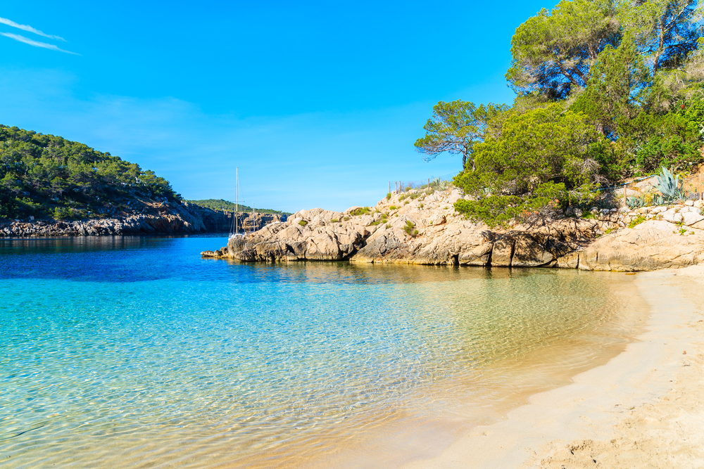 Cala Salada ibiza shutterstock 647201938, stranden Spanje