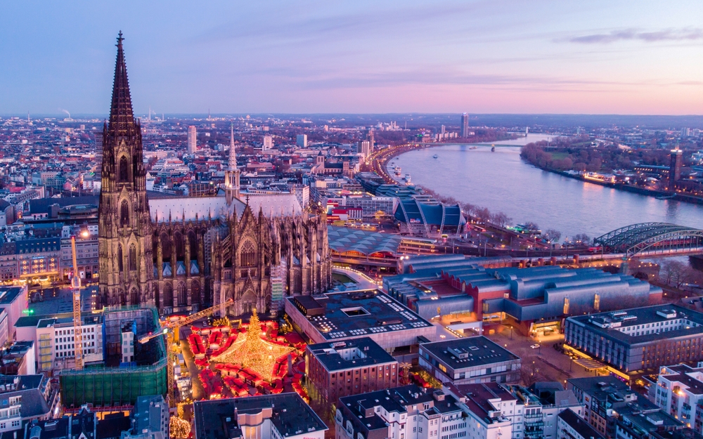 Keulen met De Dom en een kerstmarkt