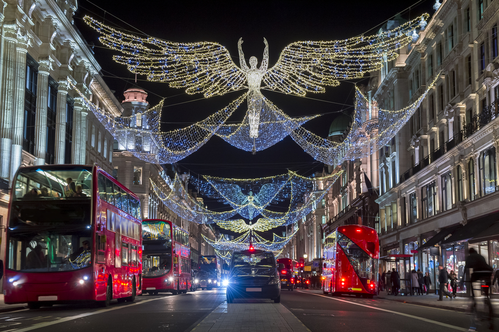 Londen in kersttijd, met lichtjes en rode bussen