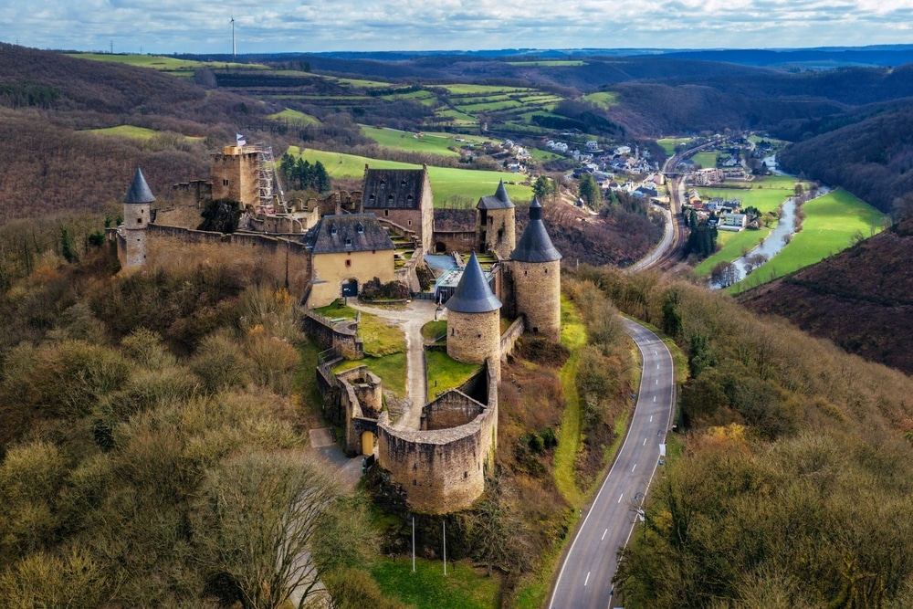 bourscheid kasteel lee trail wandelen luxemburg shutterstock 2268589515, wandelen Luxemburg mooiste wandelroutes