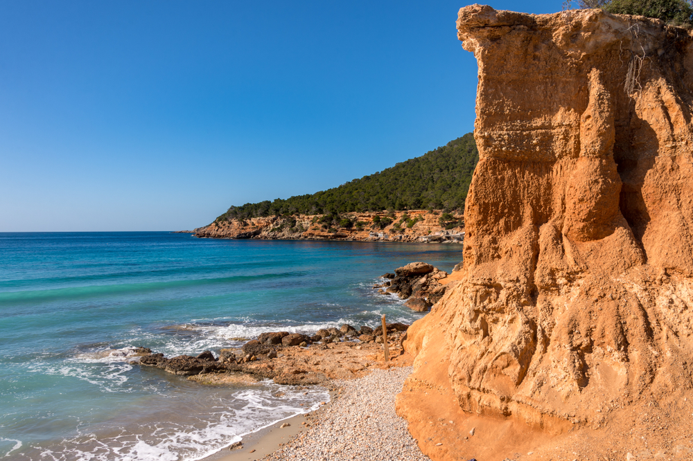 es bol nou ibiza shutterstock 1333376789, stranden Spanje