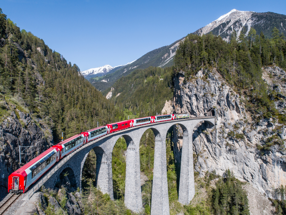 Glacier Express Zwitserland shutterstock 1417881830, glamping Zwitserland